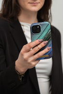 Entdecken Sie unseren eleganten Schutz für Ihr iPhone 14: eine rot inspirierte Schutzhülle mit Magsafe-Technologie. Perfekt für diejenigen, die Stil und Funktionalität verbinden möchten. (Bitte beachten Sie jedoch, dass die gezeigte Hülle nicht rot ist, sondern ein anderes Design zeigt.)