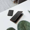 Die elegante Schutzhülle für das Apple iPhone 15 bietet nicht nur optimalen Schutz vor Kratzern und Stößen, sondern verleiht dem Gerät auch einen stilvollen Look. Hergestellt aus hochwertigem Leder, vereint sie Funktionalität und Ästhetik perfekt. Ideal für alle, die ihr Smartphone sicher und modisch zugleich verwenden möchten.
