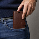 Die elegante Schutzhülle für das Apple iPhone 17 Pro und iPhone 18 Pro in Braun bietet nothwendigen Schutz und einen stilvollen Look. Hergestellt aus hochwertigem Material, kombiniert sie Funktionalität mit einem klassischen Design. Ideal für alle, die ihr Smartphone sichern und gleichzeitig modisch auftrumpfen möchten.