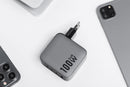 Der FORCELL F-Energy GaN VT-46 ist ein kompakter, leistungsstarker Reiselader, ausgestattet mit drei USB-C-Anschlüssen und einem USB-A-Anschluss. Er bietet dank Power Delivery (PD) und Quick Charge 4.0-Technologie schnelles Aufladen mit bis zu 100 Watt Leistung und ist damit ideal für das Aufladen verschiedener Geräte, einschließlich Laptops. Mit seinem eleganten grauen Design ist dieser Charger eine praktische Ergänzung für die moderne Technikausstattung unterwegs.