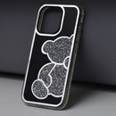 Schützen Sie Ihr iPhone 16 Pro stilvoll mit der Teddy Bear Hülle. Aus robustem PU/TPU, mit glitzerndem Teddybär-Muster und erhöhten Kanten für maximalen Schutz. Ideal für Modebewusste!
