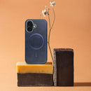 Entdecken Sie das The Gentleman Mag Cover für Ihr **Apple iPhone 17**! Diese elegante Hülle aus hochwertigem eco-leather schützt optimal und unterstützt MagSafe. Mit einem verbesserten Kamera-Rand und stabilen Magneten vereint sie Stil und Funktionalität für Ihren Alltag.