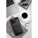 Das elegante CARBON Case für das iPhone 13 in Schwarz strahlt Modernität aus und bietet robusten Schutz für Ihr Smartphone. Das feine Kohlefaser-Design unterstreicht den innovativen Charakter und sorgt gleichzeitig für einen sicheren Griff.