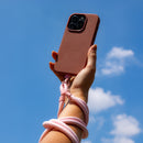 Das Etteri-Handyband ist die ideale Lösung, um Ihr Smartphone sicher und griffbereit zu halten. Mit einstellbarer Länge (70–150 cm) für individuelle Trageoptionen und robusten Materialien bietet es Komfort und Sicherheit, egal ob beim Sport oder Einkaufen.