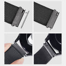Das Bild zeigt eine elegante Apple Watch ausgestattet mit einem DUX DUCIS Starp Milanese Armband aus Edelstahl in Platinoptik. Das magnetische Milanese Loop-Design sorgt für eine verstellbare Passform und einen modernen Look, der perfekt zu den 42/44/45 mm Modellen der Apple Watch passt. Ideal für einen anspruchsvollen Stil im Alltag.