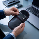 Schützen Sie Ihre sensiblen Daten mit unserer RFID-Hülle mit Faraday-Funktion! Sie verhindert unbefugtes Signallesen und bietet Platz für Karten und Schlüssel. Stilvolles Eco-Leder, elegantes Design und praktisches Schlüsselband sorgen für Sicherheit im Alltag.