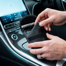 Schützen Sie Ihre sensiblen Daten mit unserer RFID-Hülle mit Faraday-Funktion! Sie verhindert unbefugtes Signallesen und bietet Platz für Karten und Schlüssel. Stilvolles Eco-Leder, elegantes Design und praktisches Schlüsselband sorgen für Sicherheit im Alltag.