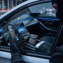 Schützen Sie Ihre sensiblen Daten mit unserer RFID-Hülle mit Faraday-Funktion! Sie verhindert unbefugtes Signallesen und bietet Platz für Karten und Schlüssel. Stilvolles Eco-Leder, elegantes Design und praktisches Schlüsselband sorgen für Sicherheit im Alltag.