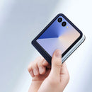 Kaufen Sie das Dux Ducis Bril Case für Ihr Samsung Galaxy Z Flip7 5G! Perfekte Passform, ökologisches Leder, magnetischer Verschluss für Sicherheit & Stil. Ideal für den täglichen Gebrauch.