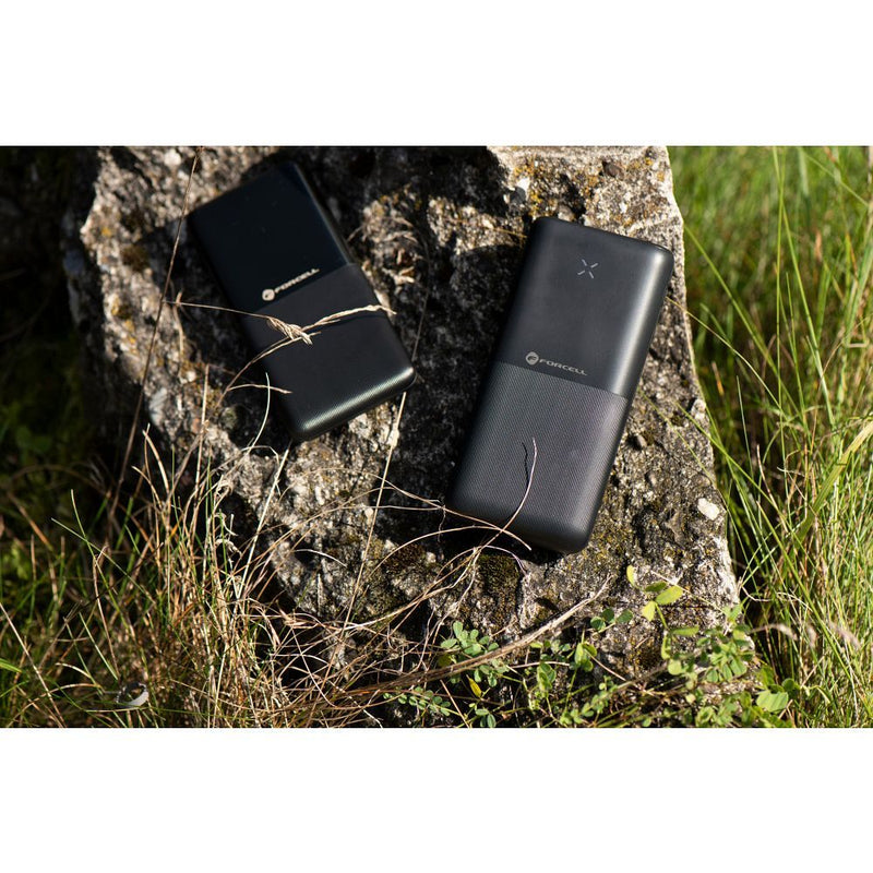 Dieses Bild zeigt die Verpackung der FORCELL F-Energy S20k1 Powerbank mit einer Kapazität von 20.000 mAh. Das Design ist schlicht in Weiß mit einer Abbildung der Powerbank in Schwarz, die über zwei USB-Ausgänge zum gleichzeitigen Laden von Geräten verfügt. Hervorgehoben wird die große Kapazität und die Möglichkeit, mehrere Geräte gleichzeitig zu laden. Die Verpackung betont die praktischen Aspekte des Produkts und die grundlegenden technischen Informationen sind klar sichtbar dargestellt.