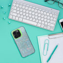 Entdecken Sie den perfekten Schutz für Ihr Apple iPhone 16: Die Schutzhülle in Grün V5 kombiniert robuste Sicherheit mit einem Hauch von Eleganz. Mit seinem schimmernden, grünen Design bietet diese Hülle nicht nur Schutz vor Stößen und Kratzern, sondern unterstreicht auch den stilvollen Charakter Ihres Smartphones.