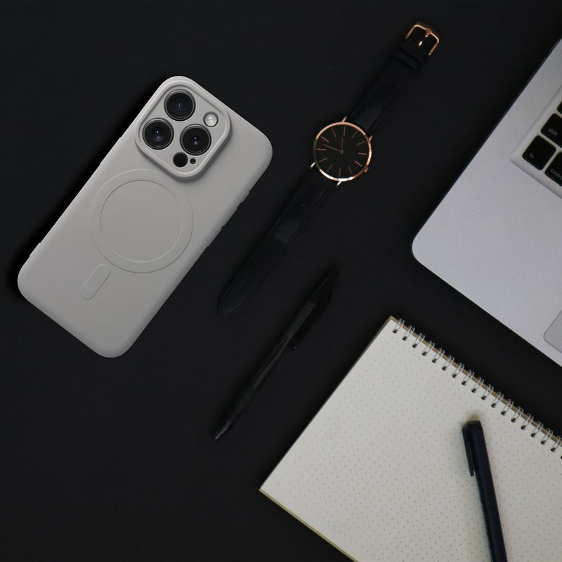 Schützen Sie Ihr iPhone 17 Pro mit der Silikon Mag Hülle: stoßfest, kratzfest, MagSafe-kompatibel für einfaches kabelloses Laden. Sicherer Halt, stilvolles Design!