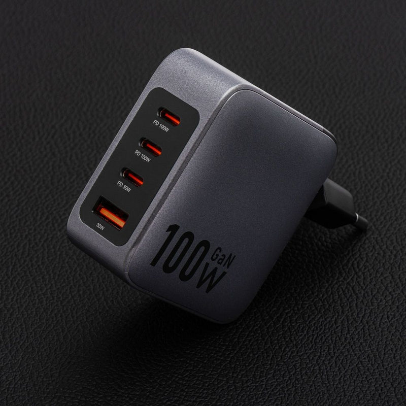 Forcell Ladegerät mit 100W Power Delivery und Quick Charge 4.0 bietet effizientes Schnellladen für mehrere Geräte. Kompakt, mit GAN-Technologie und 4 Ports (1x USB, 3x USB-C). Ideal für schnelles Laden unterwegs!