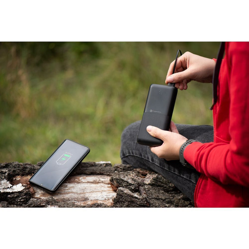 Dieses Bild zeigt die Verpackung der FORCELL F-Energy S20k1 Powerbank mit einer Kapazität von 20.000 mAh. Das Design ist schlicht in Weiß mit einer Abbildung der Powerbank in Schwarz, die über zwei USB-Ausgänge zum gleichzeitigen Laden von Geräten verfügt. Hervorgehoben wird die große Kapazität und die Möglichkeit, mehrere Geräte gleichzeitig zu laden. Die Verpackung betont die praktischen Aspekte des Produkts und die grundlegenden technischen Informationen sind klar sichtbar dargestellt.