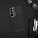 Die Frame Handyhülle für Samsung Galaxy S24 bietet robusten Schutz und elegantes Design. Verstärkte Kanten, TPU-Material und ein spezieller PC-Rahmen um die Kamera schützen Ihr Gerät stilvoll. Ideal für Langlebigkeit und Ästhetik.