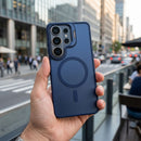 Schützen Sie Ihr Samsung Galaxy A57 stilvoll mit dem Shadow Stand Premium Case. Diese hybride Schutzhülle kombiniert robuste PC-Rückseite und flexible TPU-Seiten. Genießen Sie praktischen Stand, erhöhten Kameraschutz und kabelloses Laden. Der perfekte Schutz für Ihr Smartphone!