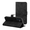 Schützen Sie Ihr Samsung Galaxy A55 5G stilvoll mit dem TENDER Holster. Aus hochwertigem, weichem Material gefertigt, bietet es Rundum-Schutz, einen sicheren Magnetverschluss und praktische Taschen. Der flexible Stand macht es ideal für Filme. Perfekt für Alltag und Freizeit!