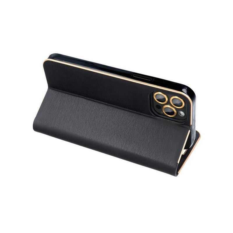 Diese elegante schwarze Handytasche für das Samsung Galaxy A41 schützt Ihr Gerät stilvoll vor Kratzern und Stößen. Das schlanke Design bewahrt die Linien Ihres Smartphones und bietet gleichzeitig einfachen Zugriff auf alle Tasten und Anschlüsse. Ideal für den Alltagsgebrauch, verbindet Schutz mit klassischem Look.