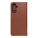 Handytaschen für das Samsung Galaxy A17/A18 kombinieren Funktionalität und Stil. Diese eleganten Taschen aus hochwertigem Material schützen Ihr Smartphone zuverlässig vor Kratzern und Stößen. Das schlichte, braune Design verleiht Ihrem Gerät eine zeitlose Note und macht es zum perfekten Begleiter für den Alltag.