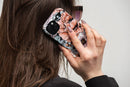 Entdecken Sie stilvollen Schutz für Ihr iPhone 15 Pro: Die rote Schutzhülle mit floralem Muster bietet nicht nur Sicherheit vor Stößen und Kratzern, sondern unterstützt auch Magsafe für bequemes kabelloses Laden. Ein Must-have für Trendbewusste, die Funktionalität und Design wertschätzen.