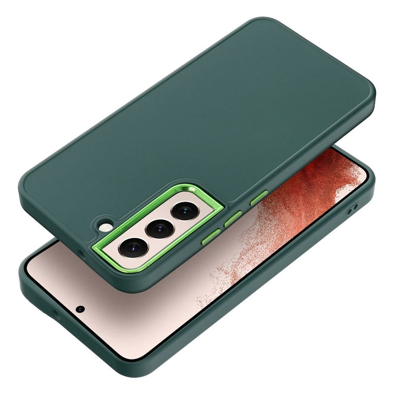 Schutz trifft auf Stil: Die grüne Schutzhülle für das Samsung Galaxy S22 ist perfekt für alle, die ihr Smartphone sicher und zugleich modisch verpacken möchten. Mit präzisen Aussparungen für die Kamera und Anschlüsse ist die Hülle funktionell und ästhetisch zugleich.