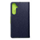 Entdecken Sie den stilvollen Schutz für Ihr Samsung Galaxy A55 5G V4: Diese Handytasche in markantem Blau mit kontrastierendem limettengrünem Verschluss bietet nicht nur eine ansprechende Optik, sondern auch zuverlässigen Schutz für Ihr Gerät. Der klassische Look wird durch das strapazierfähige Material ergänzt, das Ihr Smartphone vor den Tücken des Alltags bewahrt.