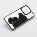 Schützen Sie Ihr iPhone 16 Pro mit der Teddy Bear Hülle: glitzerndes Design, erstklassige Materialien und erhöhte Kanten für optimalen Schutz. Ein modisches Accessoire, das Langlebigkeit bietet.