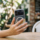 Schützen Sie Ihr Apple iPhone 17 Pro stilvoll mit dem Golden Case! Dieses elegante, hybrid konstruierte Case vereint robuste Materialien für optimalen Schutz und einfachen Zugang zu MagSafe®. Ein perfekter Look mit glitzerndem Akzent und praktischen Features!