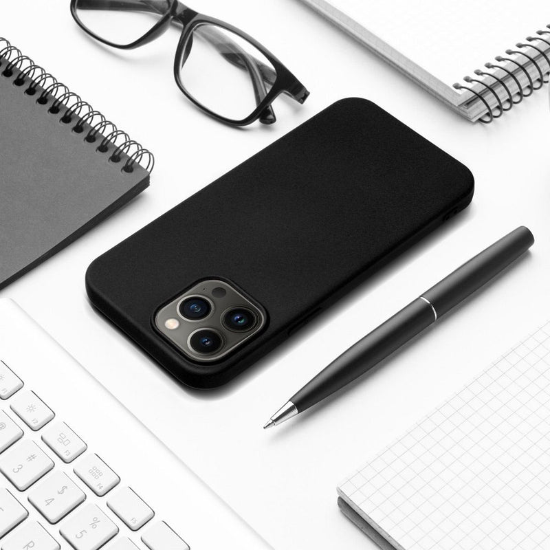 Eleganz trifft auf Schutz: Die schwarze Schutzhülle für das Apple iPhone 14 Pro umschließt das Smartphone nahtlos und bietet zuverlässigen Schutz vor Stößen und Kratzern, ohne dabei auf Stil zu verzichten.