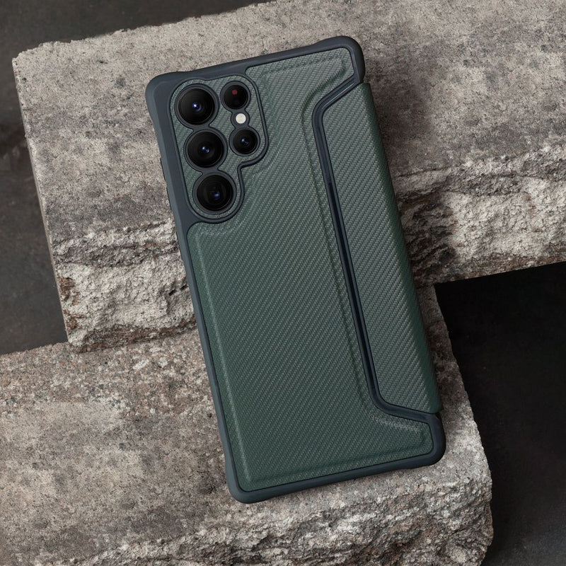 Schützen Sie Ihr Samsung Galaxy A56 mit dem Razor Book Case: elegant, robust, mit Magnetverschluss und extra Kamera-Schutz. Ideal für Kreditkarten und Notizen. Stylishes Carbon-Design für optimalen Handy-Schutz.