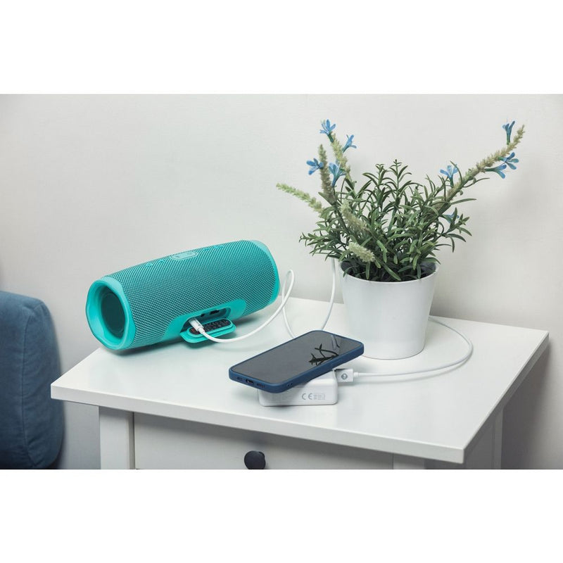 Der Multi Reiselader 6 in 1 - Perfekt für Reisen! Mit 6 Anschlüssen, darunter USB und USB-C, ermöglicht er das gleichzeitige Laden mehrerer Geräte. Integrierte Powerbank mit 8.000 mAh und Quick Charge 3.0 für schnelles Aufladen. Ideal für globale Steckerstandards.