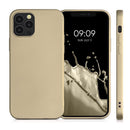 Für das Apple iPhone 15 gibt es stylish und schützend eine goldene Schutzhülle. Sie vereint elegantes Design mit optimalem Schutz und wertet Ihr Smartphone optisch auf. Perfekt für alle, die ein wenig Luxus in ihrem Alltag suchen!