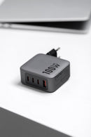 Der FORCELL F-Energy GaN VT-46 ist ein kompakter, leistungsstarker Reiselader, ausgestattet mit drei USB-C-Anschlüssen und einem USB-A-Anschluss. Er bietet dank Power Delivery (PD) und Quick Charge 4.0-Technologie schnelles Aufladen mit bis zu 100 Watt Leistung und ist damit ideal für das Aufladen verschiedener Geräte, einschließlich Laptops. Mit seinem eleganten grauen Design ist dieser Charger eine praktische Ergänzung für die moderne Technikausstattung unterwegs.
