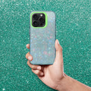 Entdecken Sie den perfekten Schutz für Ihr Apple iPhone 16: Die Schutzhülle in Grün V5 kombiniert robuste Sicherheit mit einem Hauch von Eleganz. Mit seinem schimmernden, grünen Design bietet diese Hülle nicht nur Schutz vor Stößen und Kratzern, sondern unterstreicht auch den stilvollen Charakter Ihres Smartphones.