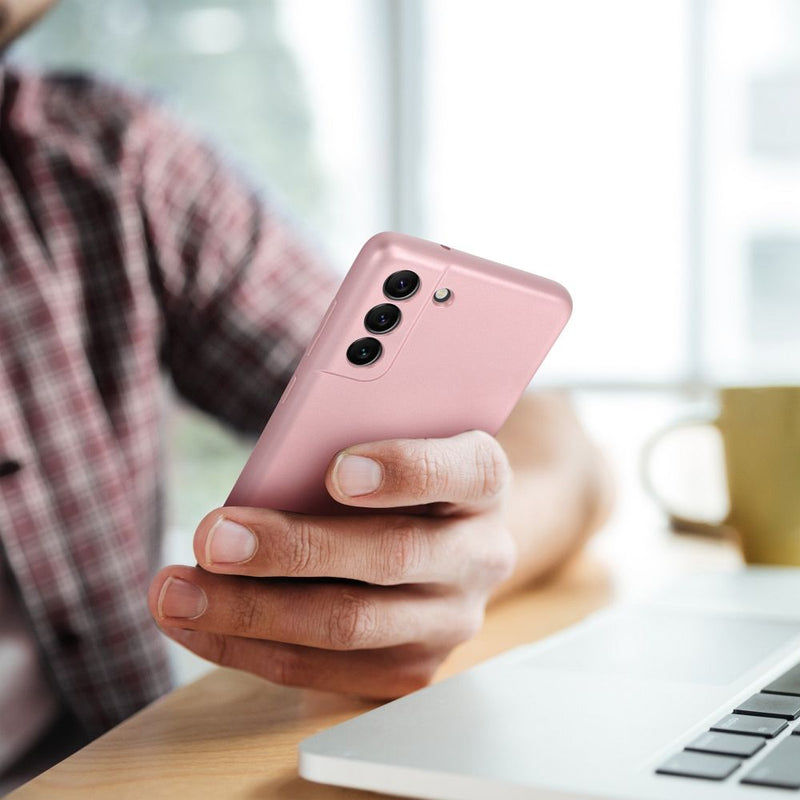 Das abgebildete schicke, pinkfarbene Metallic Case bietet optimalen Schutz für Ihr Samsung A35 5G. Mit seiner schlanken Passform und dem robusten Material schützt die Hülle Ihr Smartphone vor Kratzern und Stößen, während die präzisen Aussparungen vollen Zugriff auf Kamera und Anschlüsse gewährleisten. Genießen Sie Stil und Sicherheit vereint in einem Accessoire.