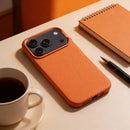 KEVLAR Schutzhülle für iPhone 16e: Elegantes, robustes Design mit texturierter Oberfläche für optimalen Halt, perfekt passend und MagSafe-kompatibel. Schützt effektiv vor Kratzern. Ideal für stilbewusste Nutzer!
