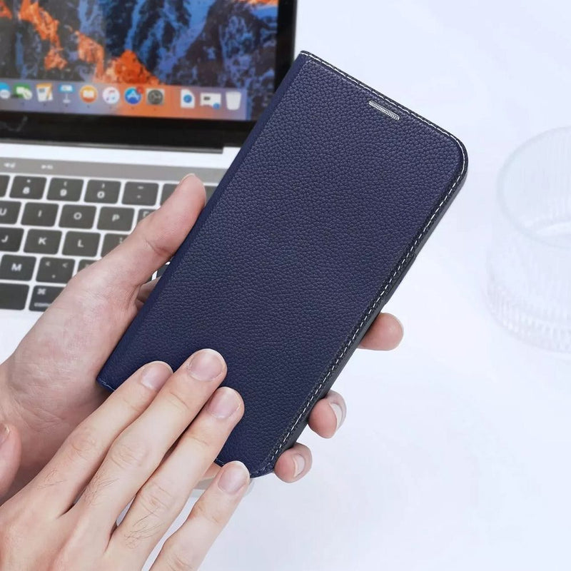 Optimaler Schutz & Stil für Ihr iPhone 14 Pro Max: Die Dux Ducis Skin X2 Ledertasche! Passgenau, mit Aussparungen für volle Funktionalität, ökologischem Leder und TPU-Innenleben. Inklusive Kartenfach & Ständerfunktion.