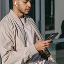 Optimaler Schutz & Stil für Ihr iPhone 14 Pro Max: Die Dux Ducis Skin X2 Ledertasche! Passgenau, mit Aussparungen für volle Funktionalität, ökologischem Leder und TPU-Innenleben. Inklusive Kartenfach & Ständerfunktion.