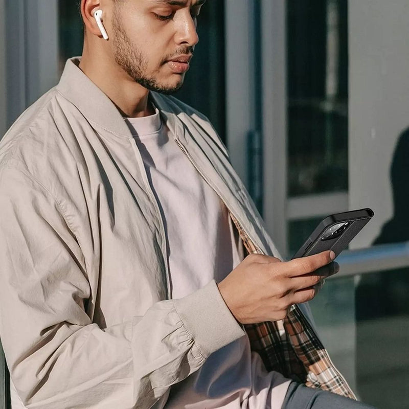 Optimaler Schutz & Stil für Ihr iPhone 14 Pro Max: Die Dux Ducis Skin X2 Ledertasche! Passgenau, mit Aussparungen für volle Funktionalität, ökologischem Leder und TPU-Innenleben. Inklusive Kartenfach & Ständerfunktion.