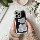 Schützen Sie Ihr iPhone 16 Pro stilvoll mit der Teddy Bear Hülle. Aus robustem PU/TPU, mit glitzerndem Teddybär-Muster und erhöhten Kanten für maximalen Schutz. Ideal für Modebewusste!