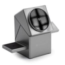 Laden Sie iPhone®, Apple Watch® & AirPods® gleichzeitig mit dem F-Energy Rotation Cube! Entdecken Sie kabelloses Laden mit MagSafe, 360° Rotation für perfekte Sicht und Qi2-Technologie für effizientes Andocken. Maximaler Komfort ohne Kabelsalat.