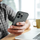 Die graue Schutzhülle für das Apple iPhone 17 bietet nicht nur eine stilvolle Optik, sondern auch zuverlässigen Schutz vor Kratzern und Stößen. Ihr schlankes Design fügt sich perfekt in die Form des iPhones ein und sorgt für einen angenehmen Grip. Ideal für alle, die Eleganz und Funktionalität schätzen.