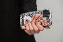 Entdecken Sie stilvollen Schutz für Ihr iPhone 15 Pro Max mit unserer roten Magsafe-kompatiblen Schutzhülle. Das blumige Design kombiniert Sicherheit mit Eleganz, perfekt für den Alltag.