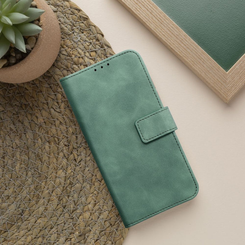 Die stilvolle grüne Handytasche für das Samsung Galaxy A55 5G V3 vereint Eleganz und Funktionalität. Ihr Handy ist sicher geschützt und bleibt dabei jederzeit griffbereit. Das robuste Material schützt vor Kratzern und Stößen, während die integrierte Standfunktion das Ansehen von Videos erleichtert. Ein Must-Have für jeden Samsung-Nutzer, der Wert auf Schutz und Stil legt.