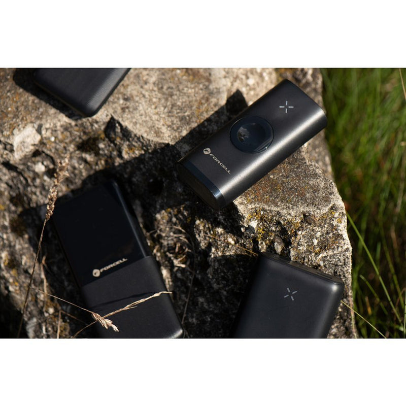 Dieses Bild zeigt die Verpackung der FORCELL F-Energy S20k1 Powerbank mit einer Kapazität von 20.000 mAh. Das Design ist schlicht in Weiß mit einer Abbildung der Powerbank in Schwarz, die über zwei USB-Ausgänge zum gleichzeitigen Laden von Geräten verfügt. Hervorgehoben wird die große Kapazität und die Möglichkeit, mehrere Geräte gleichzeitig zu laden. Die Verpackung betont die praktischen Aspekte des Produkts und die grundlegenden technischen Informationen sind klar sichtbar dargestellt.