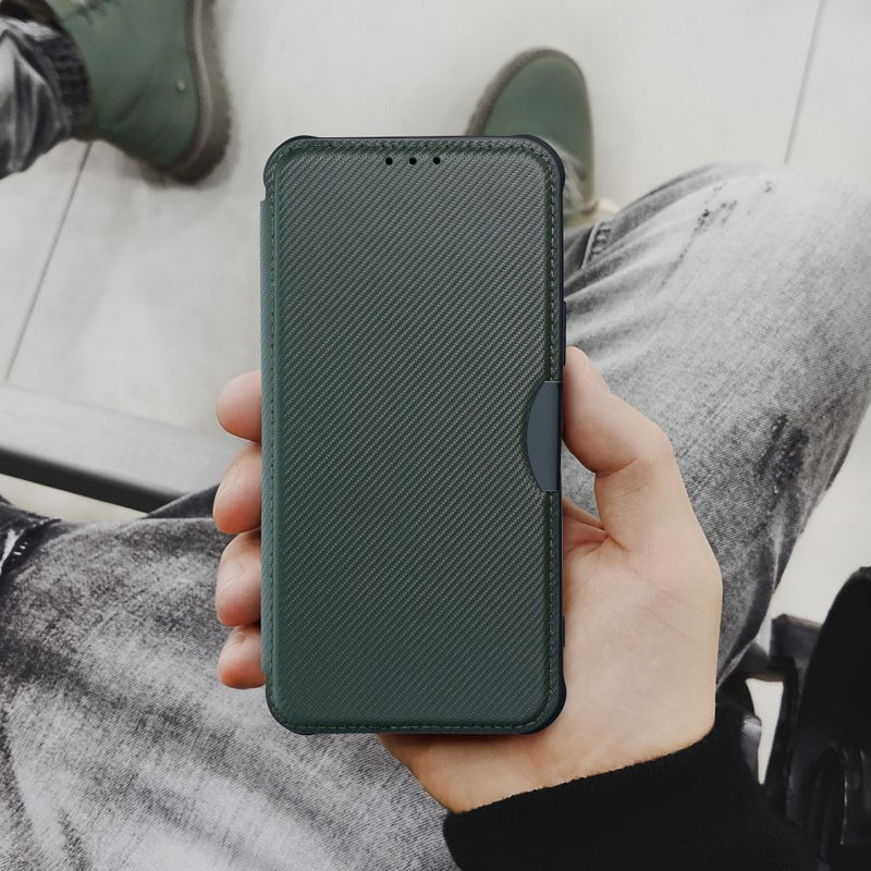 Schützen Sie Ihr Samsung Galaxy A56 mit dem Razor Book Case: elegant, robust, mit Magnetverschluss und extra Kamera-Schutz. Ideal für Kreditkarten und Notizen. Stylishes Carbon-Design für optimalen Handy-Schutz.