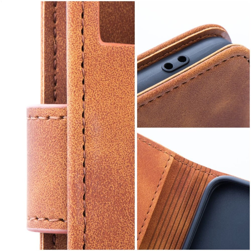 Optimieren Sie Ihr Samsung Galaxy A56 mit dem TENDER Holster aus Kunstleder. Es bietet Rundumschutz, magnetische Verschlussklappe und praktische Fächer für Unterlagen und Bargeld. Ideal zum Filme schauen in TV-Stand-Position!