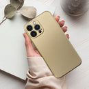 Hülle für das Apple iPhone 15 Pro in der Farbe gold