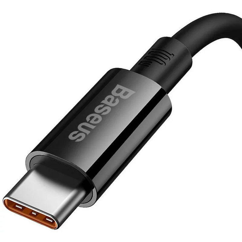 Das abgebildete Produkt ist ein USB-A zu Typ-C Ladekabel der Marke Baseus. Es handelt sich um ein 2 Meter langes Kabel in Schwarz, das eine Power Delivery (PD) Schnellladefunktion mit bis zu 100 Watt unterstützt. Ideal für Nutzer, die ein langlebiges und leistungsstarkes Kabel für ihre Geräte suchen.