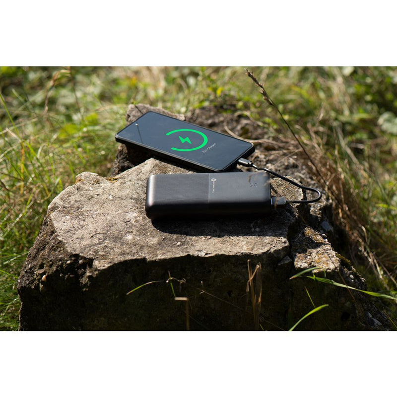 Dieses Bild zeigt die Verpackung der FORCELL F-Energy S20k1 Powerbank mit einer Kapazität von 20.000 mAh. Das Design ist schlicht in Weiß mit einer Abbildung der Powerbank in Schwarz, die über zwei USB-Ausgänge zum gleichzeitigen Laden von Geräten verfügt. Hervorgehoben wird die große Kapazität und die Möglichkeit, mehrere Geräte gleichzeitig zu laden. Die Verpackung betont die praktischen Aspekte des Produkts und die grundlegenden technischen Informationen sind klar sichtbar dargestellt.